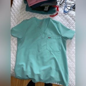 Women’s medium figs fresh aqua scrub top